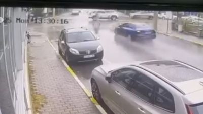 Balıkesir'de polisin 'dur' ihtarına uymadı: Önce yayalara, ardından araçlara çarptı