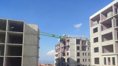 Hatay'da binanın üzerine vinç devrildi