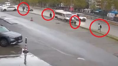 Bursa'da kamyonetin çarptığı minibüs yayaların üzerine savruldu