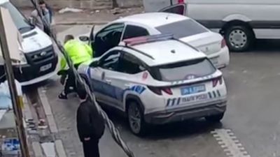 İstanbul'da muayenesi olmayan sürücü polisten kaçtı: Servis aracında vurarak durdu