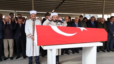 Bülent Bakiler, vasiyeti üzerine Sivas'ta anne ve babasının yanına defnedildi