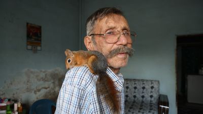 Adana'da yalnız kalan 6 çocuk babası, kurtardığı sincap ile dost oldu