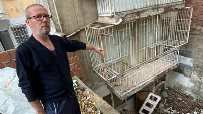 İzmir'de evden yayılan çöp kokusu apartman sakinlerini canından bezdirdi