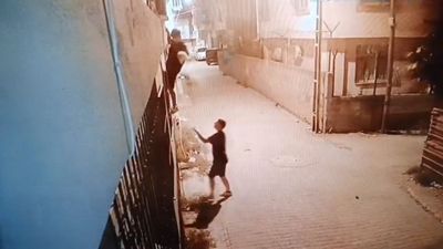 Adana'da kediyi çalıp fotoğraf çekildiler: O anlar kameraya yansıdı