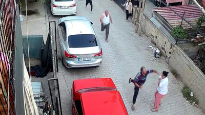 Adana'da kaçan şahsı tutmaya çalışan kadın yumruk yedi