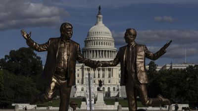 Trump ve Epstein heykeli, yeniden Kongre binası önünde