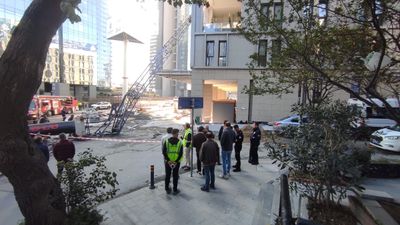 İstanbul'da inşaatta devrilen vinç öğrenci yurduna çarptı