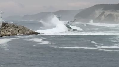 Kırklareli’de balıkçı teknesi, dev dalgalara karşı koydu