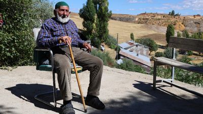 Sivas'ta 95 yaşındaki yaşlı adam sağlığını süt ürünleri ile koruyor