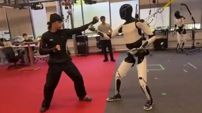 Tesla'nın robotu Optimus'a kung fu öğrettiler