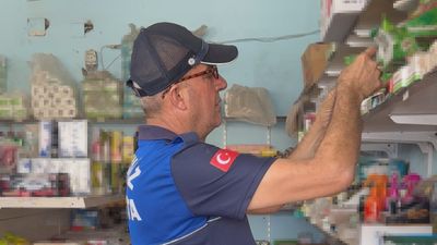 Mersin'deki bir bakkalda 2022 yılına ait gıda ürünleri bulundu