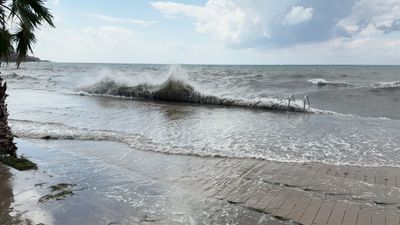 Büyükçekmece'de lodos: 5 metreyi bulan dalgalar oluştu