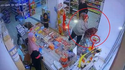 Diyarbakır'da dükkanının camları kırılan kuaförün karşı tarafın oğluna tokat attığı öne sürüldü