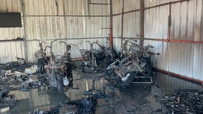 Antalya'da korkutan yangında 10'dan fazla motosiklet küle döndü