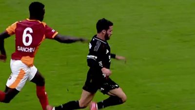 Davinson Sanchez atıldı! Galatasaray, Beşiktaş derbisinde 10 kişi kaldı