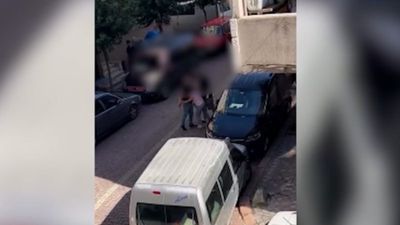 İstanbul'da sokak ortasında bıçaklı kavga kameraya yansıdı