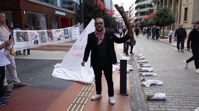 Trabzon'da Gazze’de ölen bebeklere dikkat çekmek için kefen giyip eylem yaptı