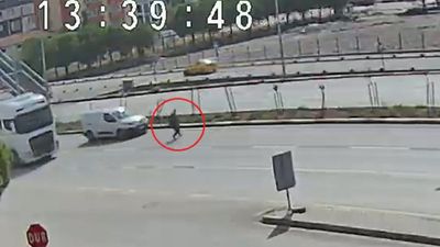 Balıkesir'de maça etişmek için üst geçidi kullanmayınca hafif ticari araç çarptı