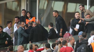 Sivasspor Başkanı Gökhan Karagöl taraftarla tartışma yaşadı
