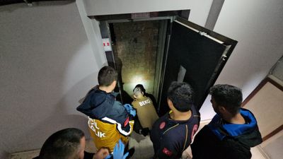 Kırklareli'de tamir için gittiği asansör boşluğuna düşen usta can verdi