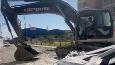 Hatay'da iş makinesiyle gelin arabasının önünü kesti