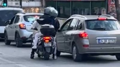 İstanbul'da motosiklet sürücüsü aracın camına yumruk attı: Aynasını kırdı