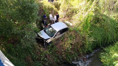 Bilecik'te tekerleği fırlayan araç şarampole uçtu: 2 yaralı