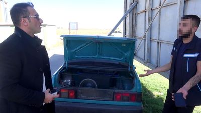 Erzurum'da polisten kaçıp otomobilini reklam tabelasının arkasına gizledi: Cezadan kurtulamadı