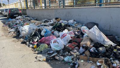 İzmir'in Buca ilçesinde grev sona ererken sokaklardaki çöpler toplanmadı