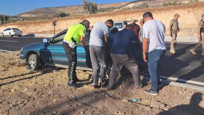 Kilis'te taklalar atan otomobilden yara almadan çıktılar
