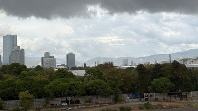 İzmir'de aylar sonra yağış bastırdı: Sokak ve dükkanları su bastı