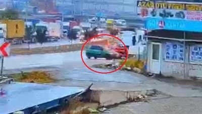 Bursa'da park halindeki tıra çarpan otomobilin sürücüsü ağır yaralandı