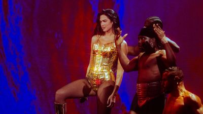 Dua Lipa, Los Angeles’ta büyüledi! Sesi de tarzı da beğeni topladı