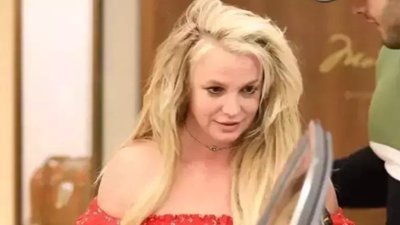 Dünyaca ünlü şarkıcı Britney Spears merdivenlerden düştü!