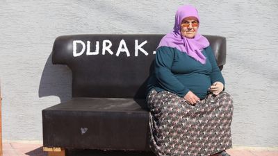 Eskişehir'de belediyenin oturacak yer yapmadığı duraklara vatandaş koltuk getirdi