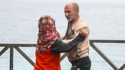 Antalya'da mahsur kaldığı falezlerden kurtarıldı: Gazetecilere saldırdı