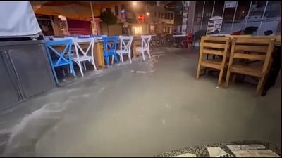 İzmir Çeşme'de sağanak sele döndü