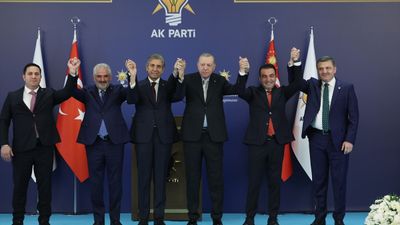 7 belediye başkanı daha AK Parti'ye katıldı: Rozetlerini Cumhurbaşkanı Erdoğan taktı