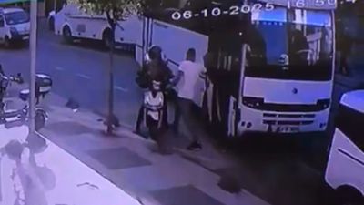 Kocaeli'de motosikletli kuryenin önünü kesip, bıçakla tehdit etti