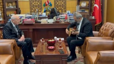 Yavuz Bingöl, Devlet Bahçeli'yi ziyaretinde saz çaldı