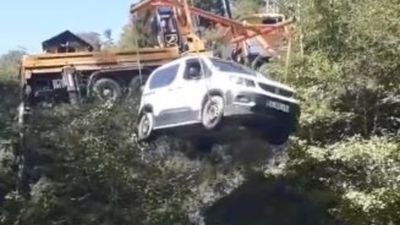 Artvin'de sel felaketinde mahsur kalan aracını 20 gün sonra vinçle kurtardı