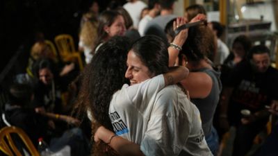 İsrailli esirlerin aileleri, ateşkesi kutladı