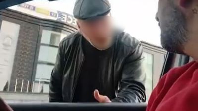 İstanbul'da taksi sürücüsünün yolcu kavgası kamerada