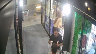 Hatay'da cam kapıya çarpan kadın personel yere savruldu: O anlar kamerada