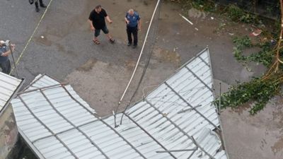 Hatay'da fırtına: Uçan çatılar, araçlara zarar verdi