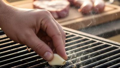 Mangalcılar eti koymadan önce ızgaraya sarımsak sürüyor: İşte sebebi