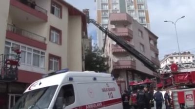 Ümraniye’de 3 katlı binada yangın