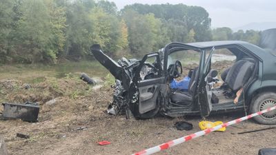 Bartın'da yoldan çıkan tır, otomobile çarptı: 2 ölü 1 yaralı