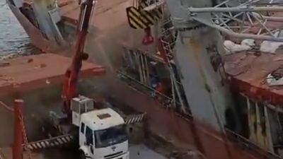 Tuzla'da tersanedeki gemi yan yattı: 1 ölü