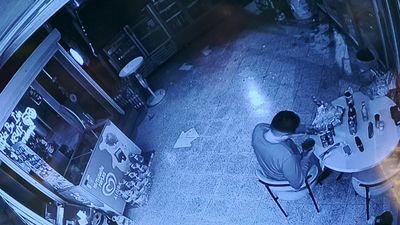 Burdur'da camı kırıp girdiği markette çilingir sofrası kurdu: Tutuklandı